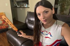 Cheerleader Iris Spanks QB